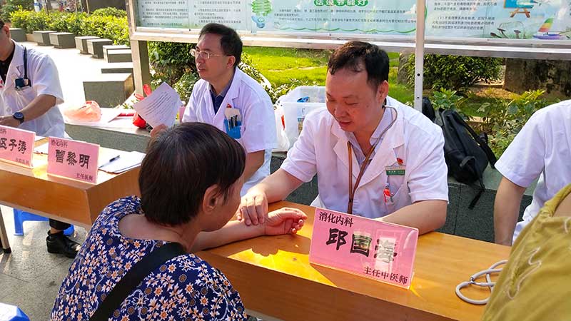 医疗专家在义诊中.jpg