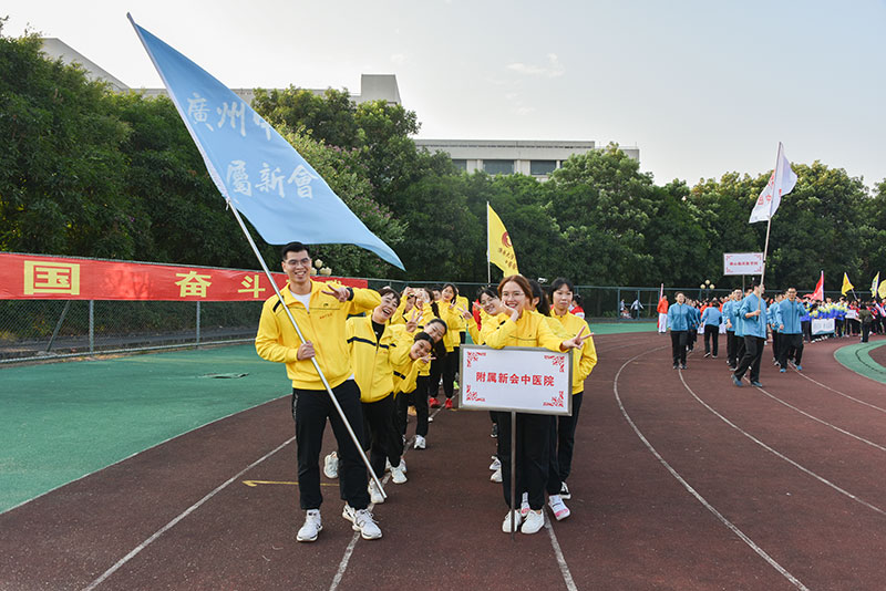 区中医院运动健儿在入场式.jpg