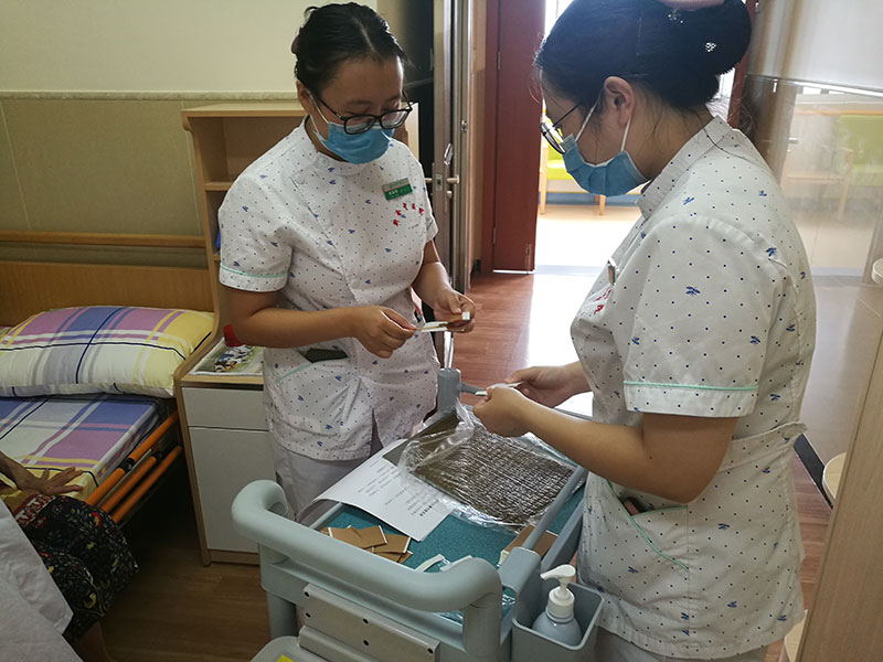养老区护士在协助开展三伏灸.jpg